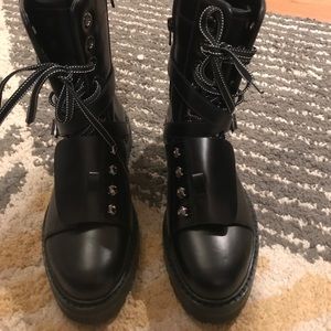 Valentino comebat boot